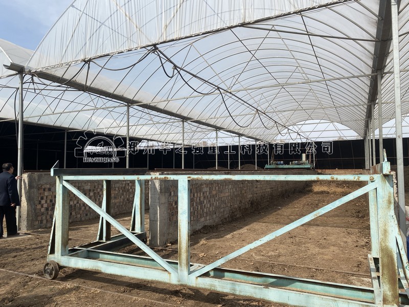 毛寨槽式翻堆機現(xiàn)場 (7).jpg